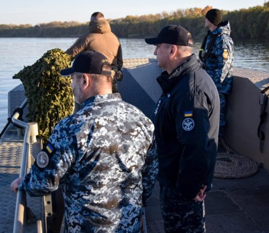 Neizpapa inspected the ship and bot groups that protect the maritime corridor